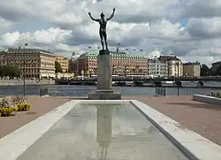 Le Chanteur au Soleil et l'étang, juillet 2012..