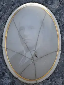 Médaillon apposé sur la tombe de Joseph Bouliez.