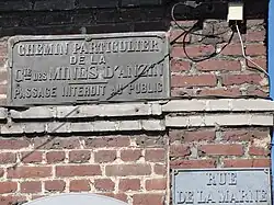 Des plaques de rues.