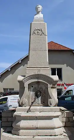 Ancienne fontaine et buste de Louis Lonchamp.