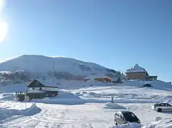 L'hiver. À droite l'hôtel du Club Vosgien.