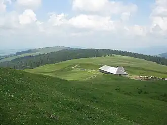 Vue depuis le sommet du Niremont vers le nord et le sommet des Alpettes.