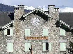 Horloge et haut de l'ancien bâtiment côté parking.