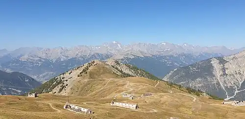 Vue sur le massif des Écrins depuis le sommet.