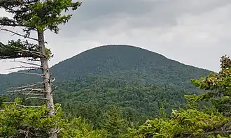 Vue du sommet Rond depuis le rocher Abénakis au bord du lac Mohawk.