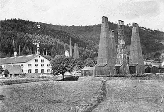 L'usine et les tours de sondage.