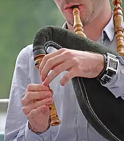 La veuze (en haut) se distingue du biniou kozh (en bas), lui aussi joué en Bretagne, par sa plus grande taille.