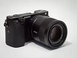 Description de l'image Sony Alpha ILCE-6000 APS-C-frame camera with lens.jpeg.