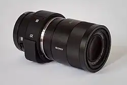 Description de l'image Sony Alpha ILCE-QX1 APS-C-frame camera with lens.jpeg.