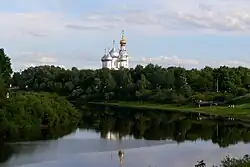 Vue de la cathédrale Sainte-Sophie sur les berges depuis la place Leniva.