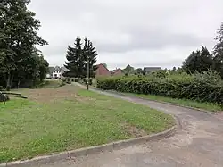 Vue de l'axe vert de la Thiérache dans le village de Sorbais, par temps gris.