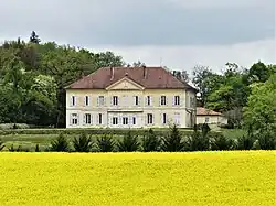Champ de colza devant le château de Sorges.