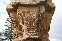 Chapiteau à feuilles