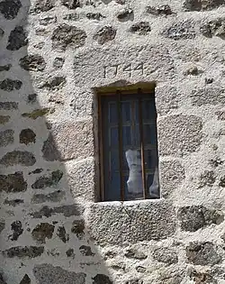 Linteau portant la date de 1744.