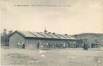 Sortie de messe à l'église provisoire de Gliz.