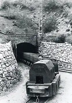 Sortie de mine avec une petite locomotive.