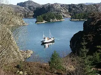Un bateau de pêche amarré dans une baie de l'archipel de Sotra.