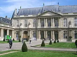 Avant-corps central à doubles colonnes superposées, comportant trois travées sur deux niveaux, surmontés d'un fronton triangulaire (hôtel de Soubise).
