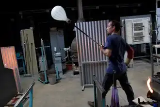 Soufflage du verre au CERFAV.