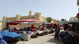 Souk et muraille du ribat.