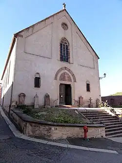 Façade avec portail principal.