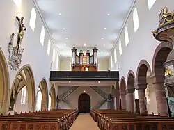 Vue de la nefvers la tribune d'orgue.