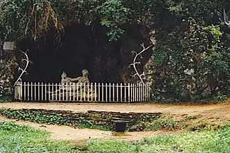 Le nymphée et son esplanade.