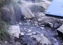 Source chaude (60°C), commune de Fontpédrouse. La source se situe presque sur la ligne de la faille de la Têt.