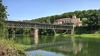 Le pont sur l'Isle et l'église.