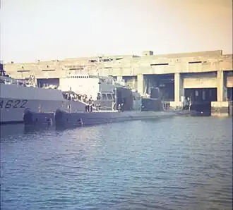 Sous-marins et navire militaire dans le bassin à flot, 1969.