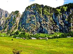 Versant nord du mont Chauffé dominé par les falaises.
