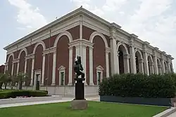 Corniche extérieure du Meadows Museum, avec une sculpture noire devant.
