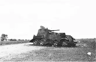 Photo en noir et blanc d'un char de combat détruit.