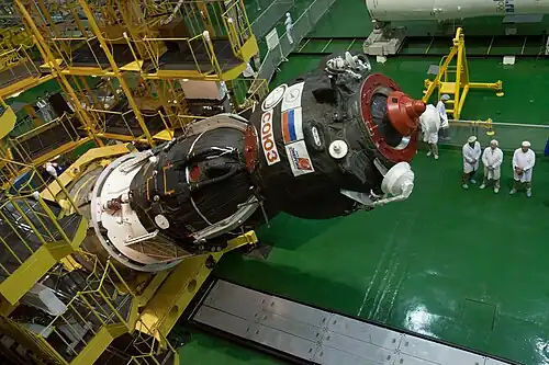 Le vaisseau Soyouz dans le bâtiment d'assemblage.