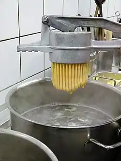 Presse à spätzle très répandue dans le Bade-Wurtemberg.