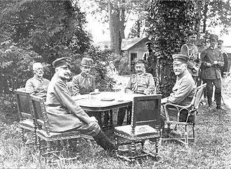 Guillaume II, Oskar von Hutier, Alois Klepsch-Kloth von Roden, Traugott von Sauberzweig et Heinrich de Prusse autour d'une table à Spa