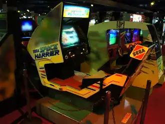 Meuble équipé d'un siège et d'un écran pour jouer au jeu vidéo.