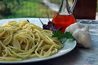 Spaghetti aglio e olio e peperoncino :ail, huile et piment.
