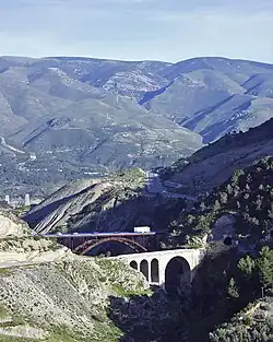 Deux des trois ponts sur l'Ízbor à l'est d'Acebuches