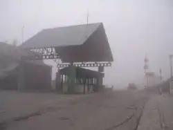 Vue d’un poste de police dans le brouillard.