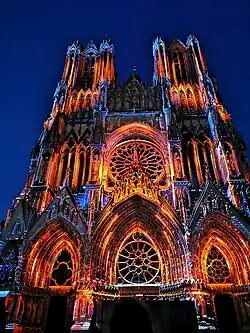 Spectacle nocturne Régalia projeté sur la façade.