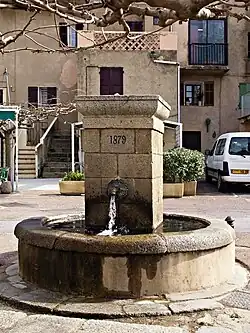 Fontaine sur la place du village.