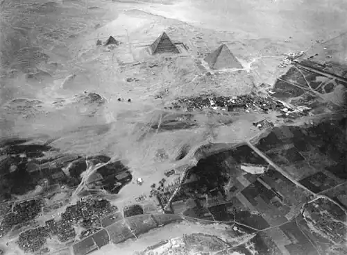 Les pyramides de Gizeh, en Égypte. De gauche à droite : Mykérinos, Khéphren et Khéops. Photographie prise depuis un ballon flottant à 600 mètres d'altitude. 21 novembre 1904.