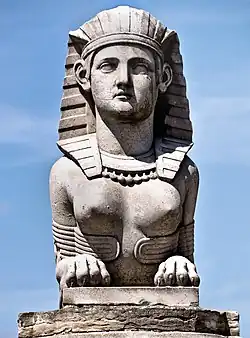 La statue de sphinge.