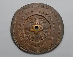 Fusaïole (Sulsultin[Quoi&nbsp;?]), Chemainus, Salish de la côte (Amérindiens), XIXe s. Musée de Brooklyn