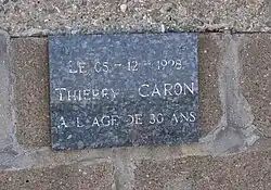 2008 - Plaque commémorative le long de la jetée menant au phare.