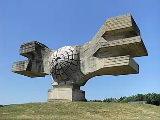 Monument à la Révolution (1967) conçu par Dušan Džamonja&nbsp;(en) à Podgarić