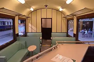 En direction du compartiment à bagages.