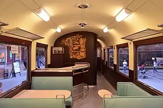 Intérieur, en direction du bar et de la cuisine.