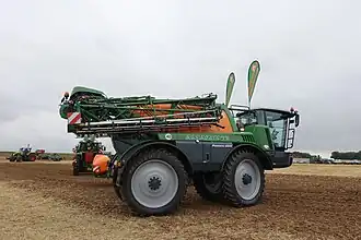 Pulvérisateur automoteur Amazone rampe repliée, 2016.